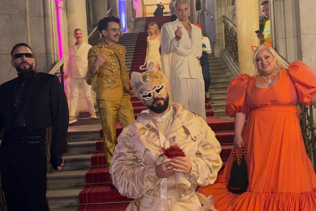 1000014330-1024x684 Eurovision 2026: Ο Akylas «μάγεψε» τη Βιέννη – Συρτάκι στο Τιρκουάζ Χαλί και η ομάδα του «Ferto» Ελλάδα  