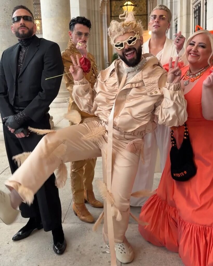 1000014332-819x1024 Eurovision 2026: Ο Akylas «μάγεψε» τη Βιέννη – Συρτάκι στο Τιρκουάζ Χαλί και η ομάδα του «Ferto» Ελλάδα  