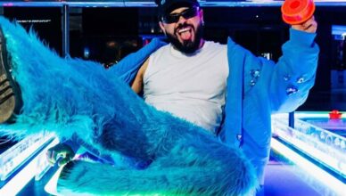 Ο Ακύλας ερμηνεύει το «Ferto» στη σκηνή της Eurovision στη Βιέννη με φόντο εντυπωσιακά γραφικά.