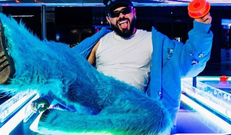 Ο Ακύλας ερμηνεύει το «Ferto» στη σκηνή της Eurovision στη Βιέννη με φόντο εντυπωσιακά γραφικά.